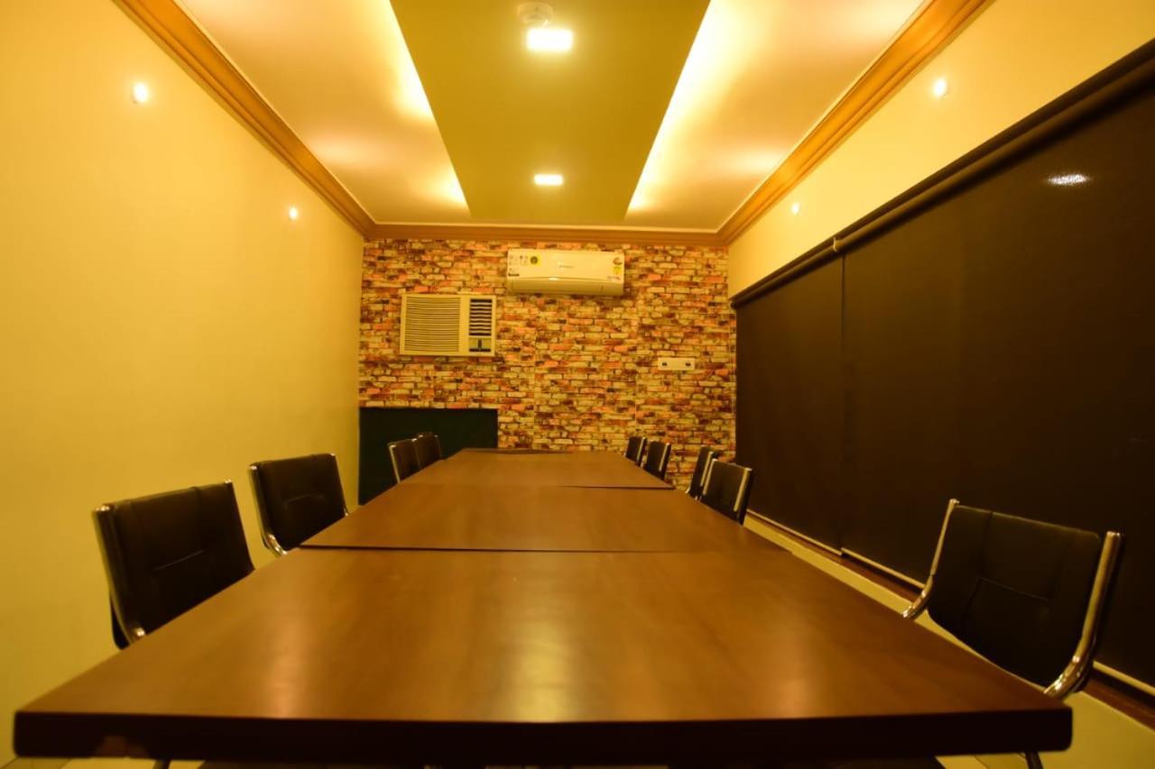 Hotel Shiv International Bhachau Екстер'єр фото