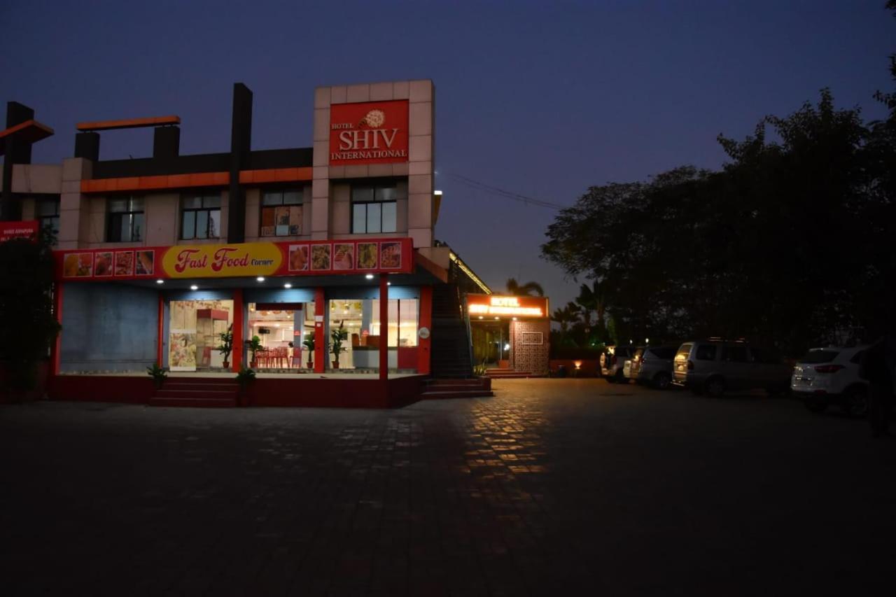 Hotel Shiv International Bhachau Екстер'єр фото
