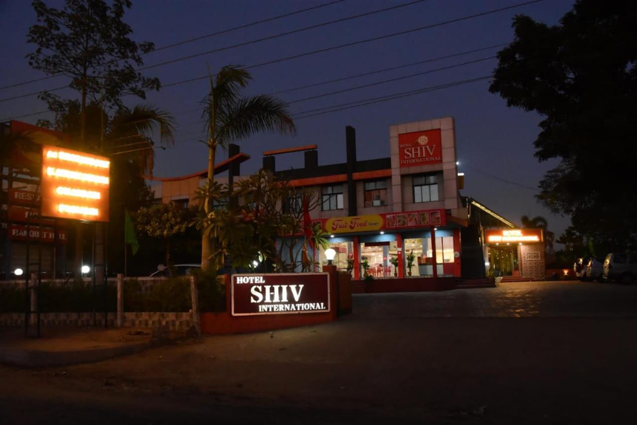 Hotel Shiv International Bhachau Екстер'єр фото