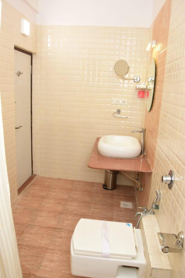 Hotel Shiv International Bhachau Екстер'єр фото